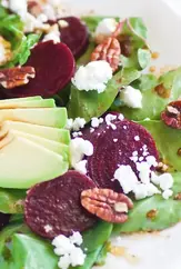 Eingelegte Rote Bete und cremige Avocado mit Feta, ein lebendiger und gesunder Salat voller Geschmack.